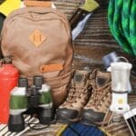 équipement de randonnée avec sac à dos, jumelles et chaussures de marche disponibles chez Sport Altitude à Guillestre.
